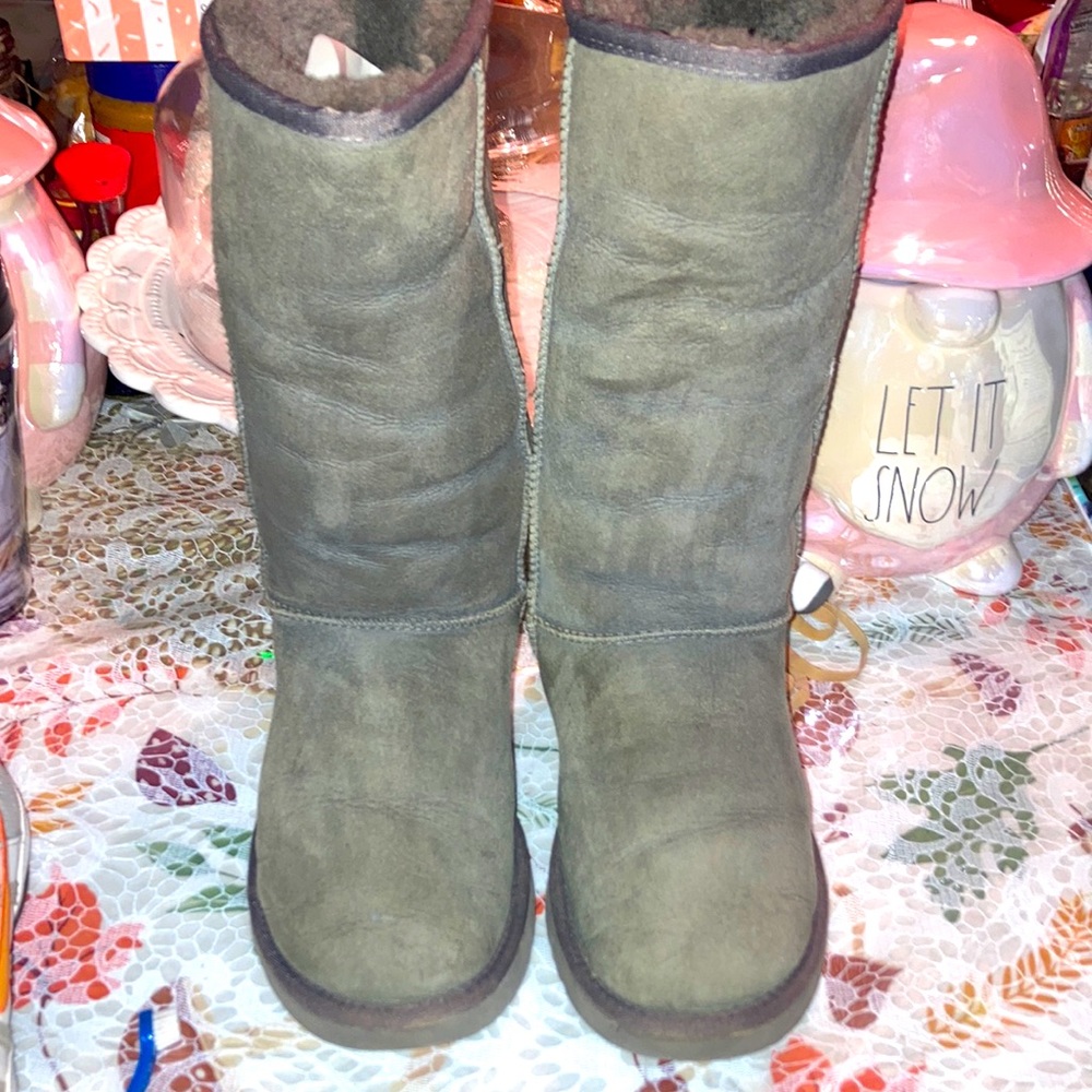 Grey uggs